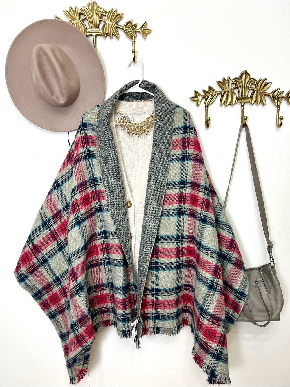 ROOTS Beautiful cozy plaid scarf/shawl